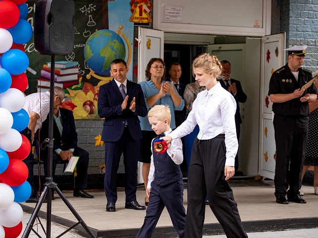 «Этот день – один из самых волнующих и прекрасных в году, полный ожиданий, новых встреч и открытий»: мэр Города Олег Имамеев поздравил благовещенцев с днём знаний
