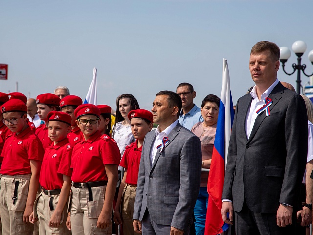 Мэр Благовещенска в День России вручил паспорта 13 юным благовещенцам