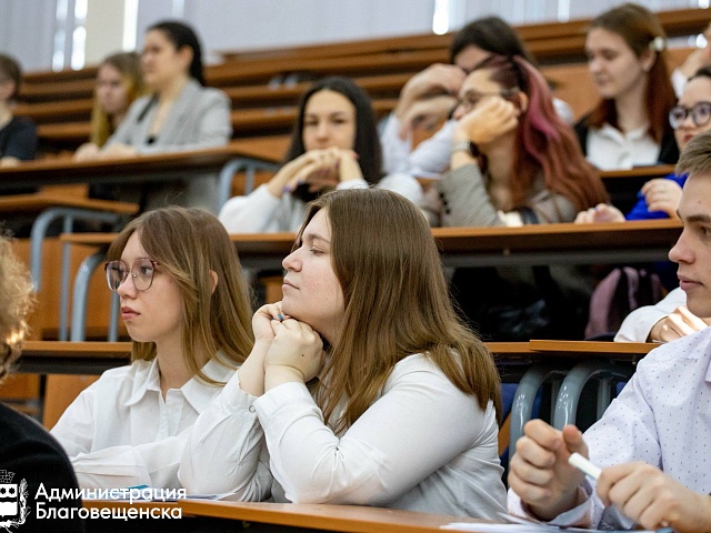 «Сохранять талантливую молодёжь в регионе — одна из наших приоритетных задач» : Олег Имамеев рассказал, почему важно, чтобы благовещенские выпускники оставались в регионе