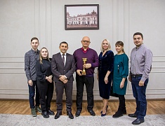 Олег Имамеев вручил награду наставнику месяца Евгению Пушкареву