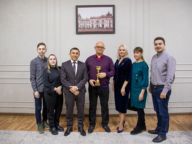 Олег Имамеев вручил награду наставнику месяца Евгению Пушкареву