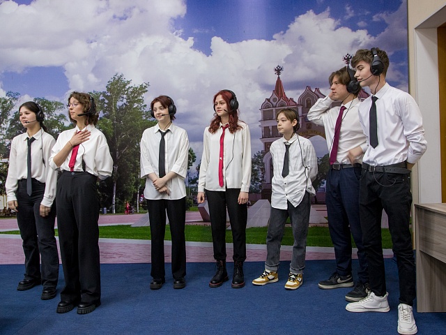 Специалисты управления по развитию потребительского рынка и услуг провели для десятиклассников конкурс КВН