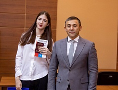 Городские школьники получили первые паспорта из рук мэра Олега Имамеева