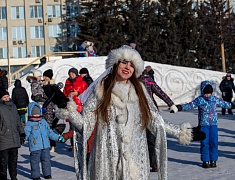 На площади Ленина для детей провели праздник со сказочными персонажами