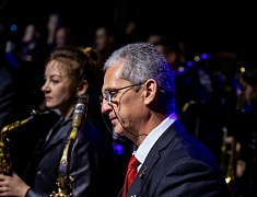 С днём рождения Благовещенск поздравили солист музыкального театра «Геликон-опера» Дмитрий Янковский и оркестр «АмурДжазБэнд»