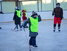 Хоккею с мячом учили ребят из благовещенского двора на Зейской
