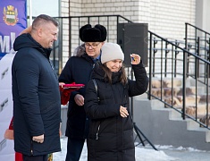 Дмитрий Гумиров вручил ключи от благоустроенных квартир первым новосёлам 