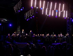 С днём рождения Благовещенск поздравили солист музыкального театра «Геликон-опера» Дмитрий Янковский и оркестр «АмурДжазБэнд»