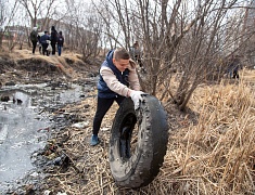Мэр Благовещенска Олег Имамеев вместе с фан-клубом города очистил еще одну городскую территорию
