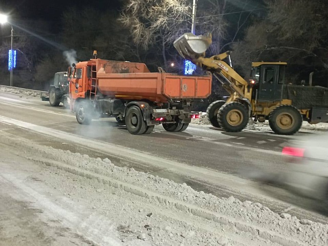 По Артиллерийской, Новой и Студенческой рабочие ГСТК очищают тротуары