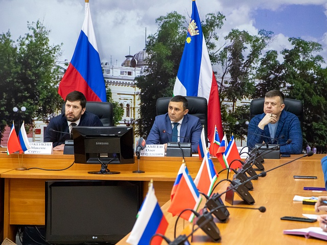 Мэр Благовещенска Олег Имамеев собрал предпринимателей, занимающихся пассажирскими перевозками