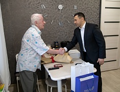 Мэр Олег Имамеев вручил юбилейную медаль "блокаднику" Валерию Великоборцу