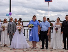 Коллективную свадьбу провели на берегу Зеи в Благовещенске