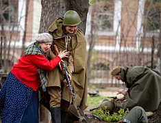 Реконструкцию боя Великой Отечественной войны показали гостям Городского парка в День Победы
