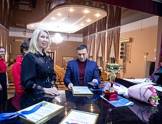 Мэр Благовещенска Олег Имамеев вручил кубок наставнику месяца