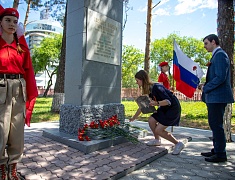 Цветы в память о подвиге советских солдат возложили в Благовещенске