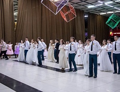 Больше 400 благовещенцев закружил кадетский бал