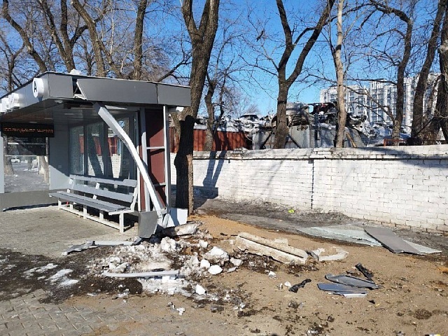 В районе 22-ой школы Благовещенска пострадала автобусная остановка. Она «встала» на пути автомобилиста 