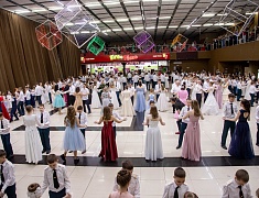 Больше 400 благовещенцев закружил кадетский бал