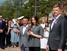 Мэр Благовещенска в День России вручил паспорта 13 юным благовещенцам