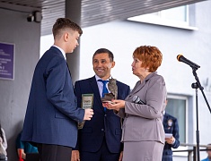 Мэр Олег Имамеев побывал на линейках в нескольких городских школах