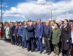 Копию Знамени Победы подняли на флагшток в Благовещенске в преддверии 9 Мая