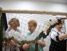 Сухой душ, носилки, сети и нашлемники изготавливают на «Фабрике для СВОих» в Благовещенске