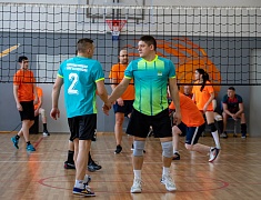 В Благовещенске депутаты, сотрудники мэрии и прокуратуры сыграли в волейбол