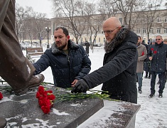 В День Героев России мэр Олег Имамеев и городские депутаты возложили цветы к памятнику Юрию Кузнецова