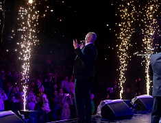 С днём рождения Благовещенск поздравили солист музыкального театра «Геликон-опера» Дмитрий Янковский и оркестр «АмурДжазБэнд»