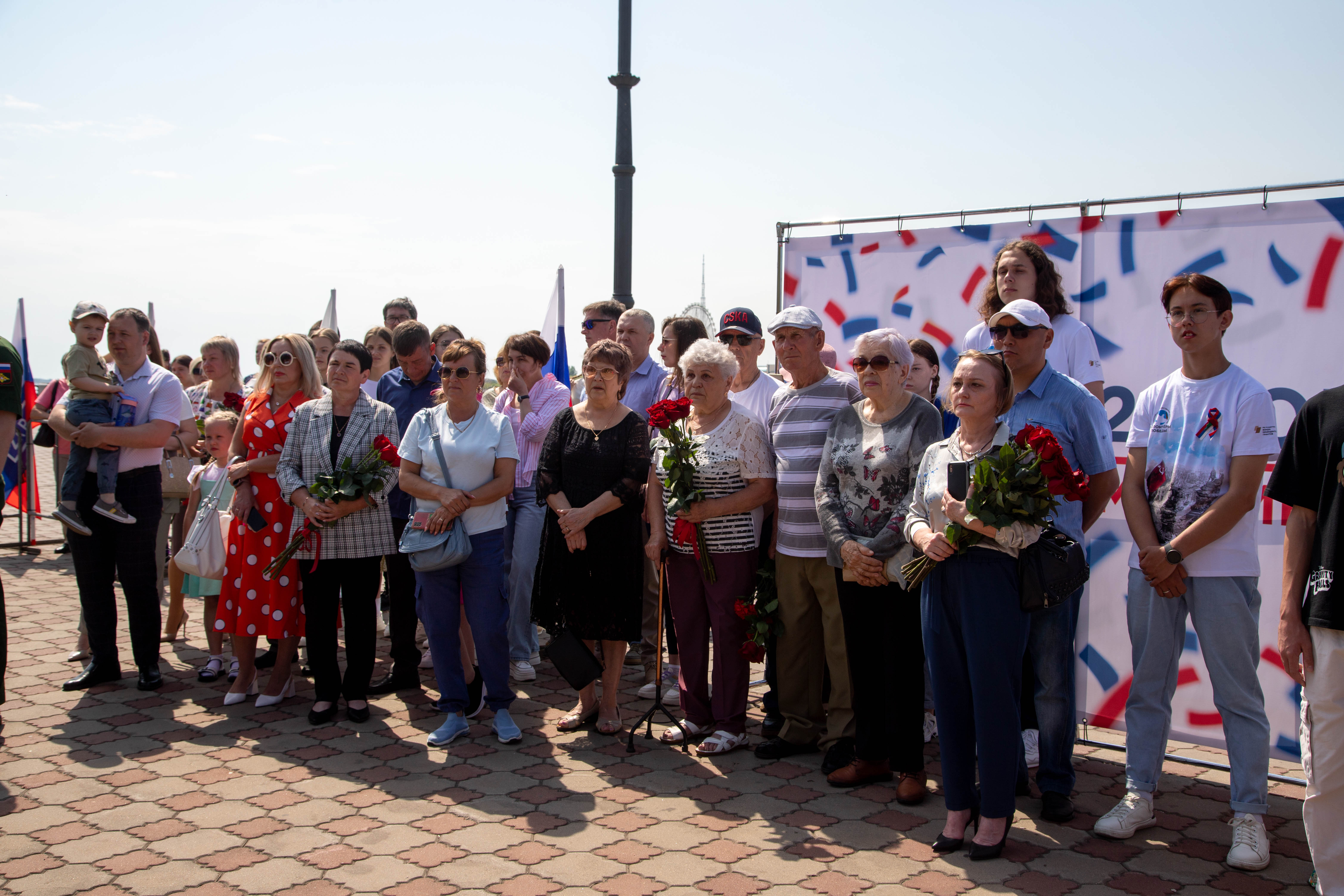 Мэр Благовещенска в День России вручил паспорта 13 юным благовещенцам