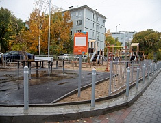 Жители еще двух благовещенских дворов получили современные игровые площадки