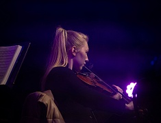 С днём рождения Благовещенск поздравили солист музыкального театра «Геликон-опера» Дмитрий Янковский и оркестр «АмурДжазБэнд»