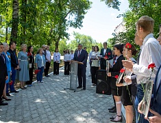 Цветы в память о подвиге советских солдат возложили в Благовещенске