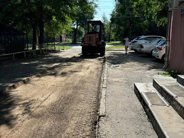 Работа грейдера и ремонтное профилирование дороги: в Благовещенске стали комфортнее два переулка