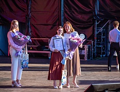 Почти 1200 благовещенских выпускников прошли в торжественном шествии по центру Благовещенска 
