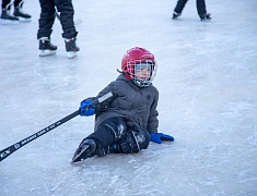 Хоккею с мячом учили ребят из благовещенского двора на Зейской