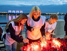 Более 400 благовещенцев на набережной Амура зажгли свечи в память о жертвах всех терактов 