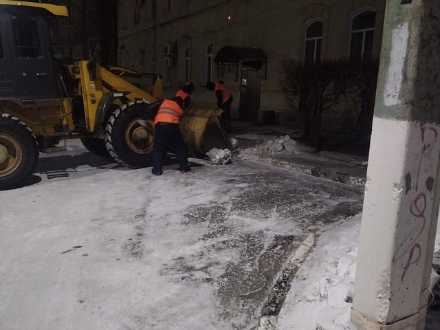 Рабочие ГСТК ночью чистили заездные карманы