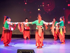 Китайские и русские бабушки станцевали на одной сцене в Благовещенске