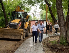 Мэр Олег Имамеев проконтролировал работы по благоустройству сквера водников и дворов 