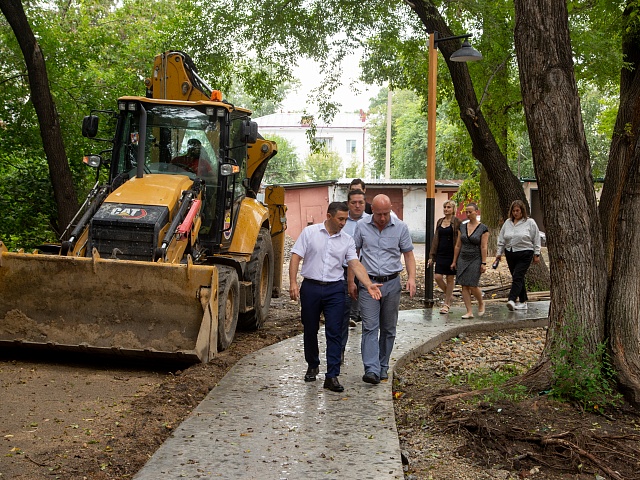 Мэр Олег Имамеев проконтролировал работы по благоустройству сквера водников и дворов 