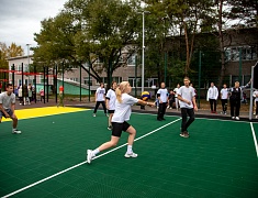 «Умную» спортивную площадку в Благовещенске открыли зарядкой и состязаниями