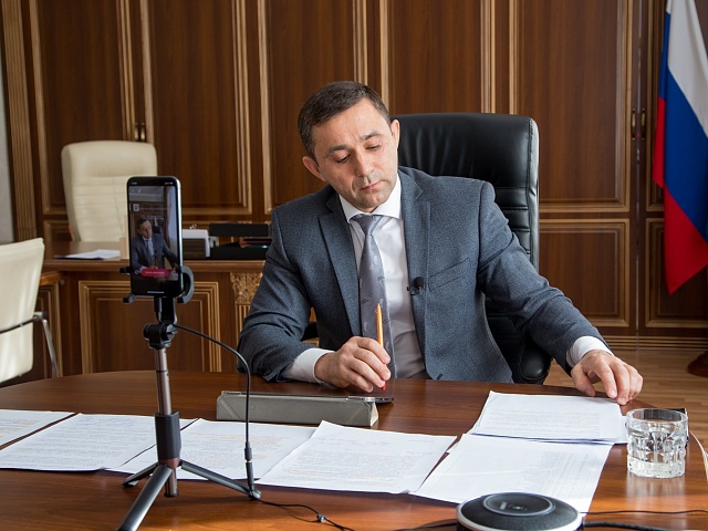 Про дороги, дворы, заброшенные авто, бронекатер: мэр города Олег Имамеев ответил на вопросы благовещенцев в прямом эфире 