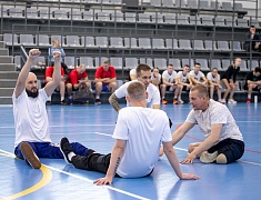 В Благовещенске впервые прошел турнир по волейболу сидя