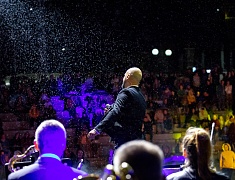 С днём рождения Благовещенск поздравили солист музыкального театра «Геликон-опера» Дмитрий Янковский и оркестр «АмурДжазБэнд»