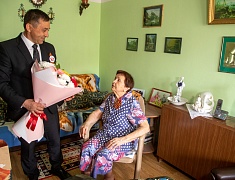 Мэр Благовещенска Олег Имамеев поздравил с наступающим Днем Победы Клару Верисоцкую