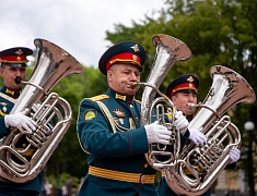 В День памяти и скорби благовещенцы возложили цветы к памятнику воинам-амурцам