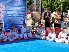В Благовещенске прошёл семейный праздник «Город счастливых детей»
