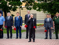 В День памяти и скорби благовещенцы возложили цветы к памятнику воинам-амурцам